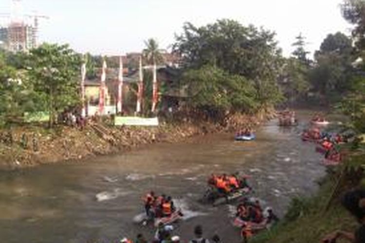 Para warga sekitar yang hadir dalam acara karya bakti pembersihan Sungai Ciliwung bersorak sorai saat melihat Gubernur DKI Joko Widodo menaiki perahu karet menuju Bidara Cina. Mulai hari ini akan ada patroli kebersihan badan sungai, dan akan dilakukan tindak tegas bagi pembuang sampah ke badan jalan, Jakarta, Rabu (14/8/2013).