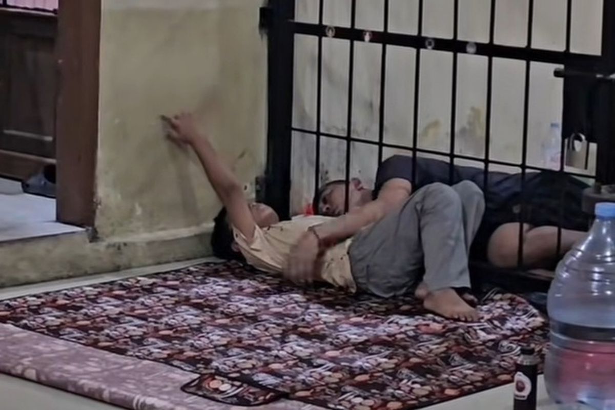 AYAH PELUK ANAK - Tampilan video viral tahanan memeluk anaknya di balik jeruji. Tahanan tersebut berinisial AF yang kini di tahan di Mapolsek Sekernan, Kabupaten Muarojambi, Jambi, Provinsi Jambi.