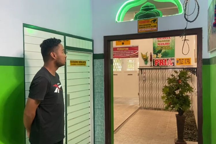 Takmir Masjid Nurul Hasan Ponorogo, Muhammad Rama menunjukkan lokasi kotak amal yang dicuri DM, Kamis (31/8/2023).