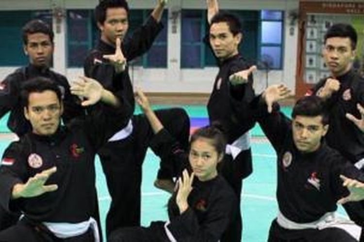 Nurshahrin Shahrudin (kanan bawah) bersama tim silat SIngapura ke SEA Games Naypyidaw, Myanmar 2013.
