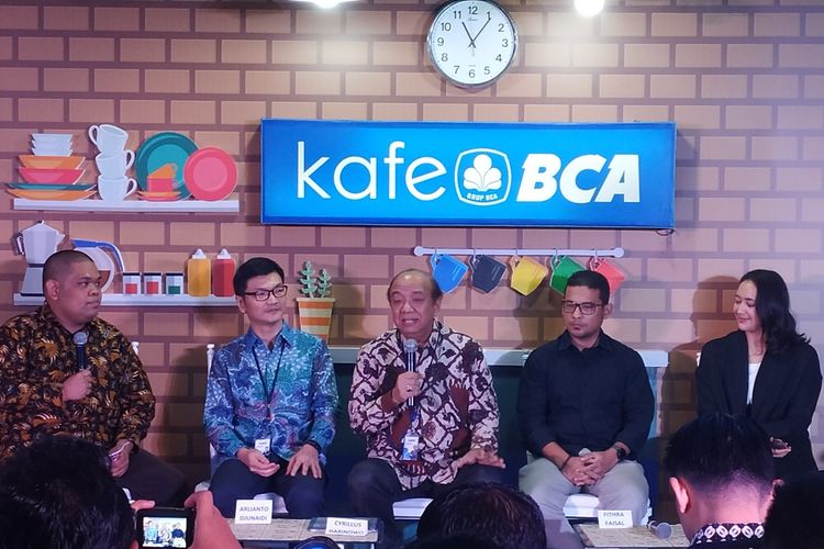 Senior Vice President Learning and Development BCA Alrianto Djunaidi (kedua kiri) memberikan penjelasan tentang pelaksanaan lndonesia Knowledge Forum (IKF) VIII 2019 di Menara BCA, Jakarta, Kamis (26/9/2019).