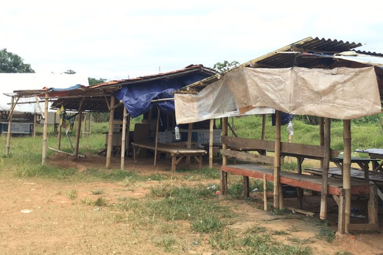 Warung-warung masih tutup di sekitaran Curug Parigi di Kampung Parigi, Kecamatan Bantargebang, Kota Bekasi, Jawa Barat, Jumat (5/1/2018). 