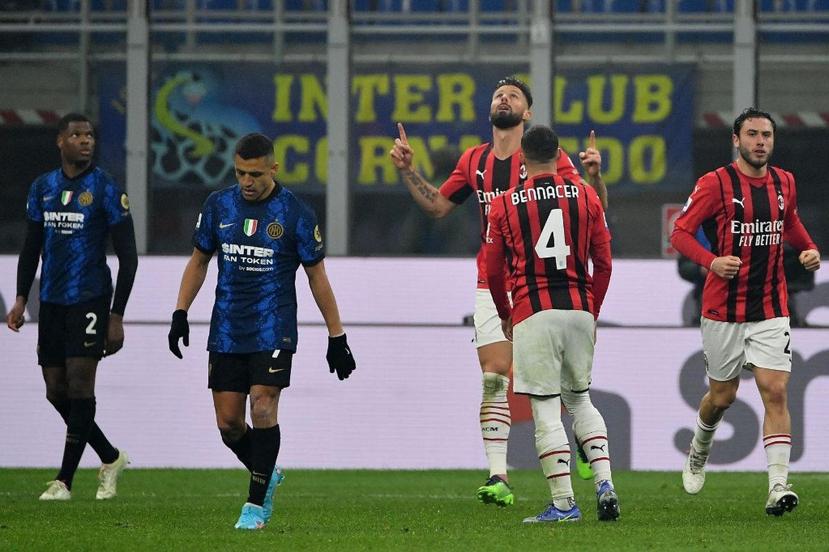 Penyerang AC Milan Olivier Giroud (tengah) merayakan golnya dalam pertandingan melawan Inter Milan pada pekan ke-24 Liga Italia di Stadion Giuseppe Meazza, Minggu (6/2/2022) dini hari WIB. 