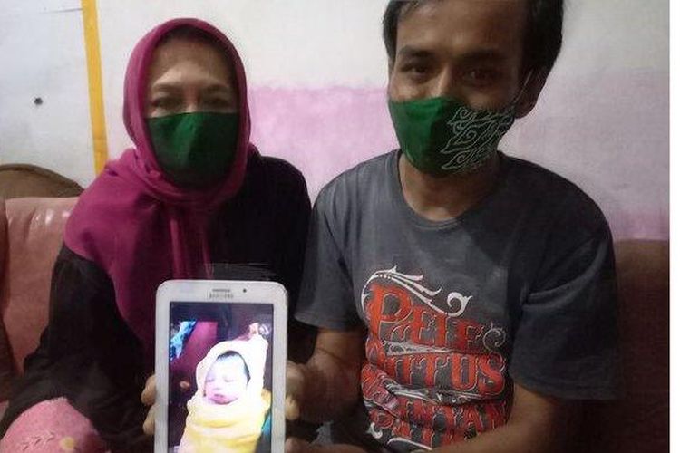 Pipin dan Enung memperlihatkan anak keempat mereka yang kini berada di tangan kerabatnya, Rabu (16/2/2022). 

