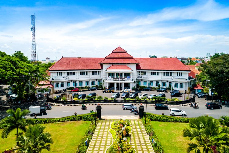 Balai Kota Malang berdiri pada 1929, lebih baru daripada bangunan Bella-Vista di Jalan Gajahmada yang merupakan peninggalan Belanda.