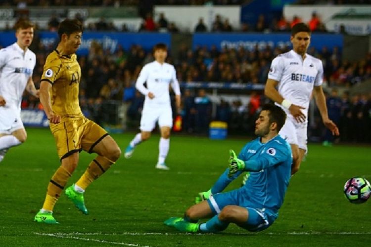 Penyerang Tottenham Hotspur asal Korea Selatan, Son Heung-min, menaklukkan kiper Swansea City, Lukasz Fabianski, pada pertandingan Premier League di Stadion Liberty, Rabu (5/4/2017). 