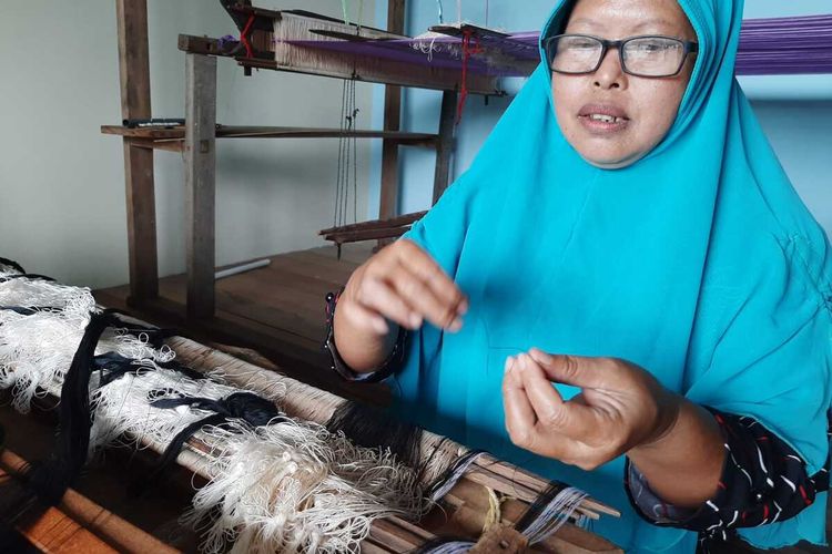 Aktivitas menenun kain di Barkat Songket, Desa Tanjung Mekar, Kecamatan Sambas, Kabupaten Sambas, Kalimantan Barat (Kalbar).