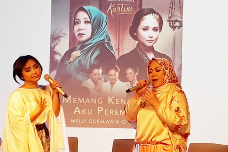 Melly Goeslaw berduet dengan Gita Gutawa menyanyikan lagu Memang Kenapa Bila Aku Perempuan dalm acara peluncuran trailer dan soundtrack film Kartini di Djakarta Theater XXI, Jakarta Pusat, Selasa (21/3/2017).