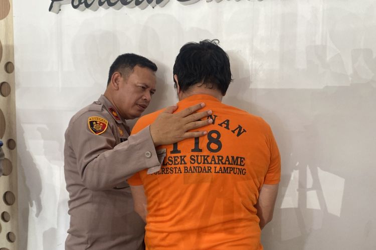 Aria Putra (43) penjaga kost yang menipu 75 mahasiswi di Bandar Lampung, Kamis (17/10/2024).