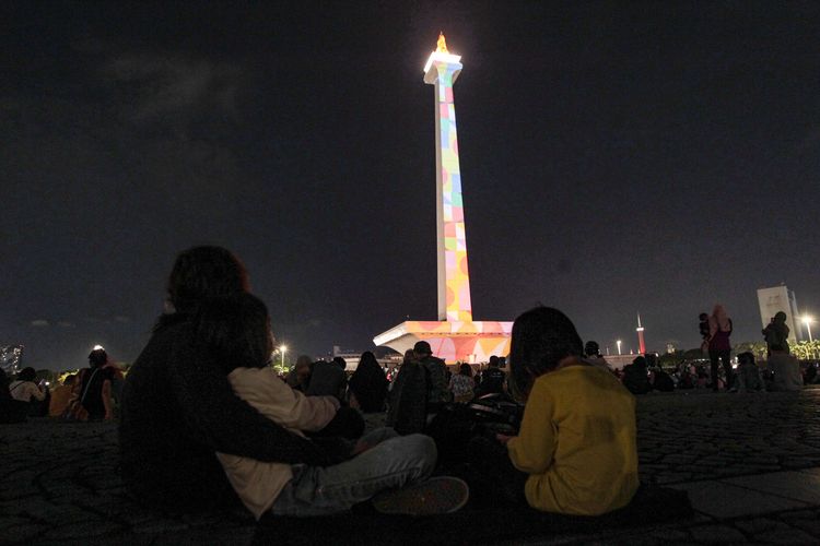 Pertunjukan video mapping di Monumen Nasional, Jakarta, Selasa (25/4/2023) malam. Selain atraksi video mapping, pengunjung juga bisa menyaksikan pertunjukan air mancur menari untuk mengisi libur Learan 2023.