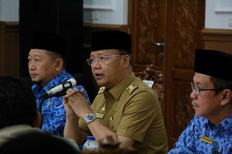 Menyikapi anjloknya harga Tandan Buah Segar (TBS) di tingkat petani, Gubernur Bengkulu Rohidin Mersyah segera mengirimkan surat rekomendasi kepada Presiden Joko Widodo guna meminta pencabutan larangan ekspor CPO.