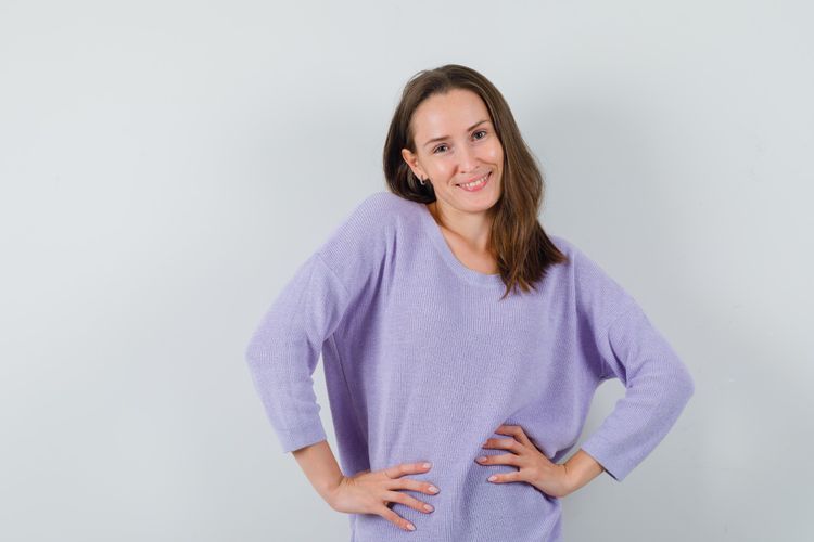 Ilustrasi perempuan pakai baju warna lilac, rekomendasi  warna pastel untuk baju