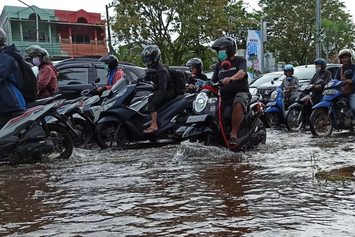 Motor terobos banjir