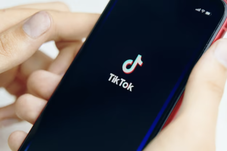 Cara mendapatkan uang dari TikTok dengan mendaftar program Affiliate untuk kreator dan seller. 

