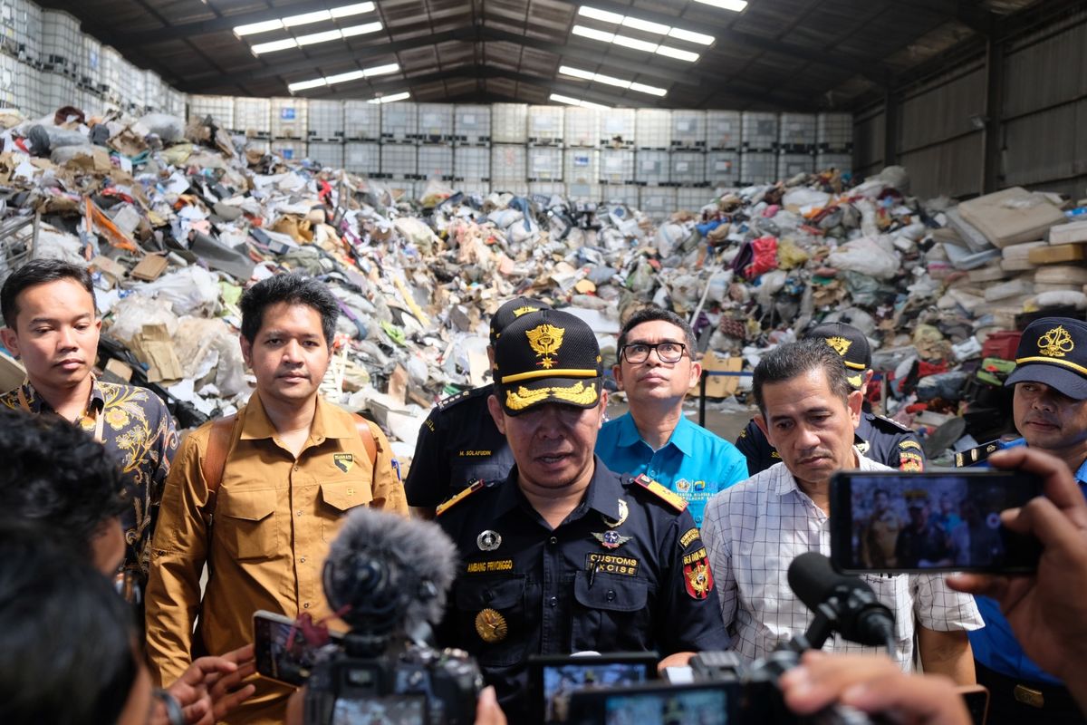 Bea Cukai Batam melaksanakan kegiatan pemusnahan Barang yang Menjadi Milik Negara (BMMN) atas barang hasil penindakan berupa kasur bekas, pakaian bekas, dan perabotan rumah tangga yang sudah tidak layak digunakan lagi.