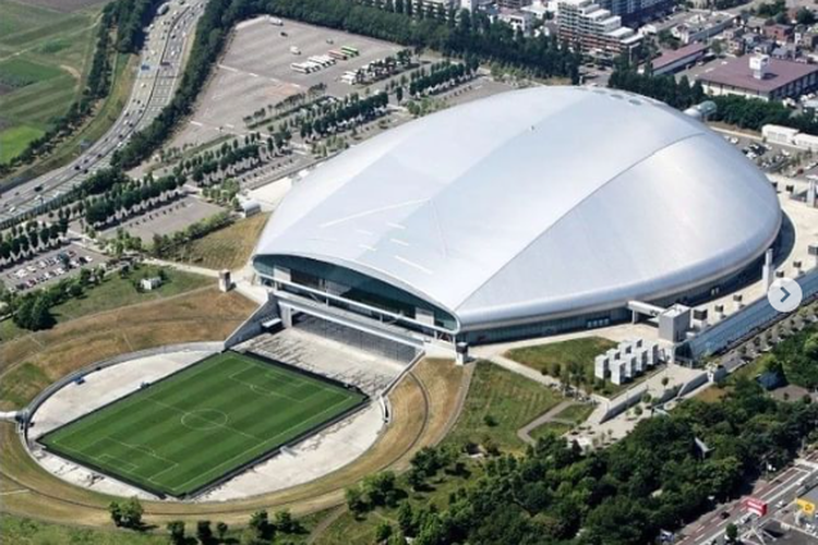 Sapporo Dome merupakan stadion di Jepang dengan fitur atap yang unik. Atap stadion bisa menyesuaikan bentuknya dengan iklim yang berlangsung. 