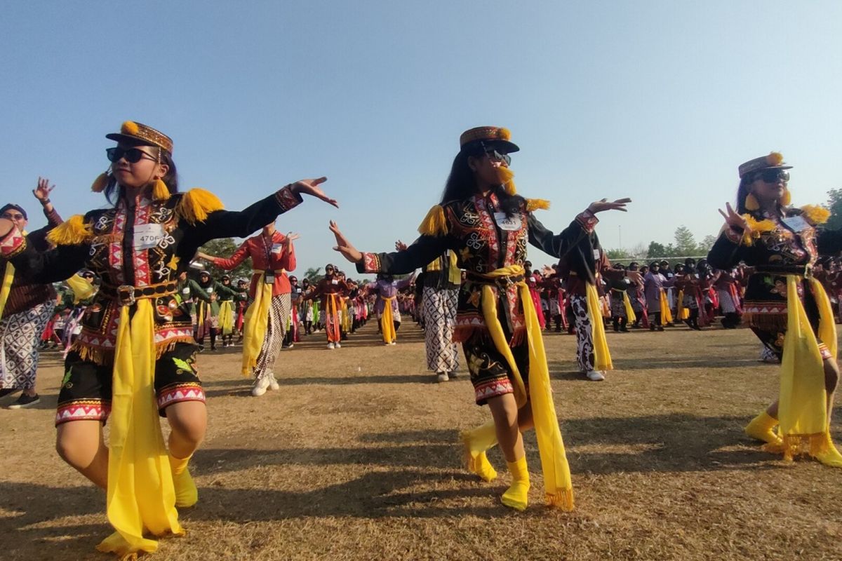 Ribuan pelajar menari Tari Angguk Kolosal “Laku Wirasa” di alun-alun Wates usai upacara berdirinya Kabupaten Kulon Progo, Daerah Istimewa Yogyakarta. Penari Angguk berseragam ala Londo itu memimpin ribuan penari Angguk.