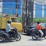 Hendak Menyalip dan Diduga Mengantuk, Sedan Tabrakan dengan Truk di Depan Universitas Pamulang