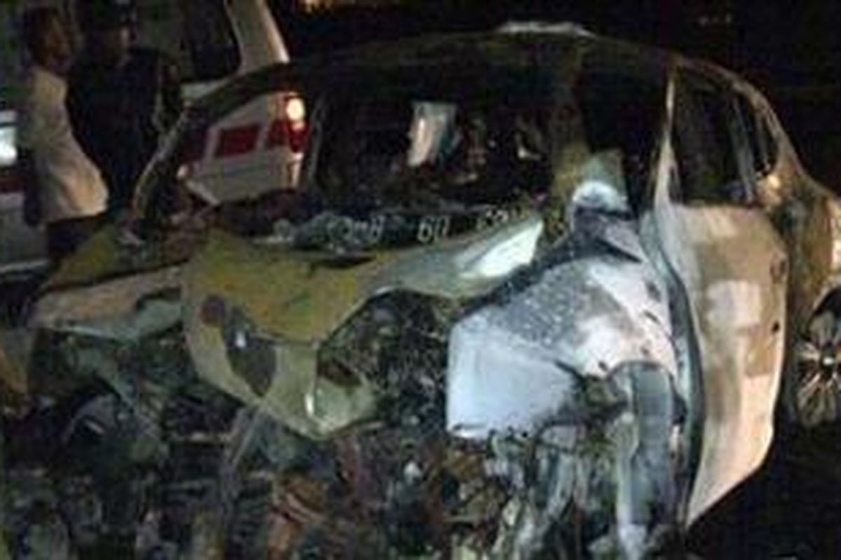 Mobil jeep Nissan Juke, Sabtu (10/3/2012) sekitar pukul 03.15 WIB mengalami kecelakaan menabrak tiang papan reklame di Jalan Jenderal Sudirman, kemudian terbakar.