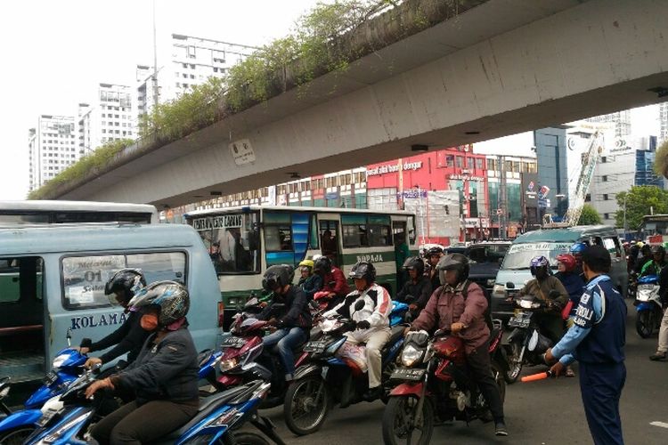 Kondisi lalu lintas di sekitar perempatan Matraman, Jakarta Timur, pada 3 Juli 2017.