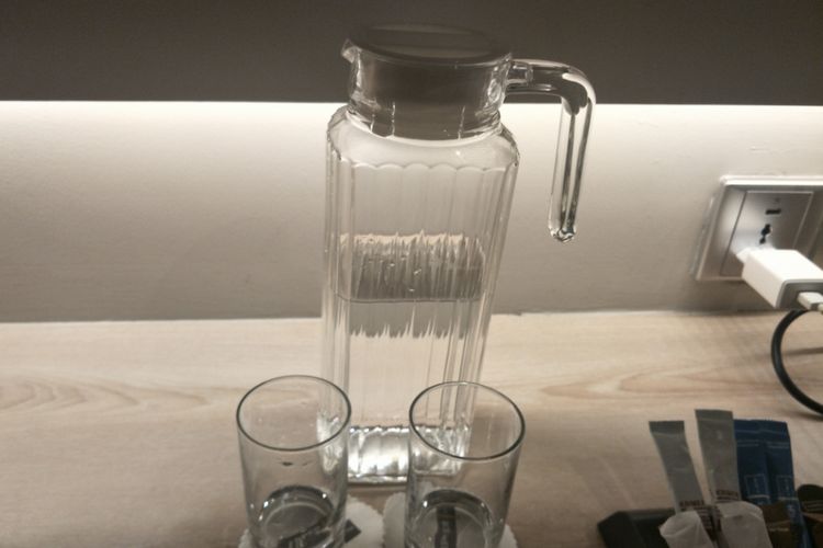 Sejumlah hotel kini mengganti botol plastik menjadi teko untuk menampung air minum tamu.