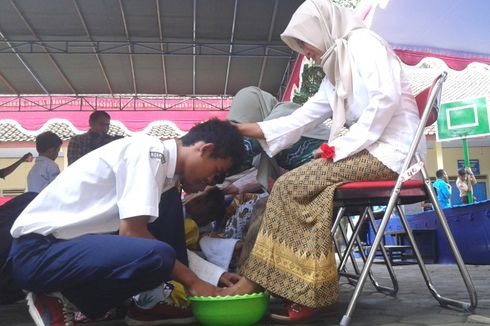 Ketika Anak Berkebutuhan Khusus Menangis Sambil Basuh Kaki Sang Ibu