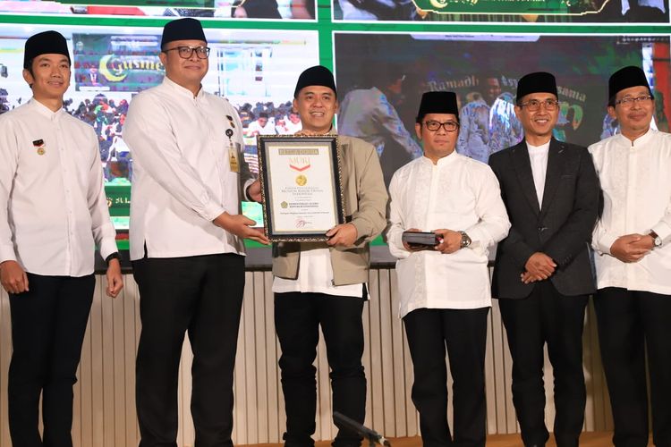 Kemenag mendapat penghargaan dari MURI untuk pembagian 1,5 juta bingkisan Ramadan serentak ke seluruh Indonesia.