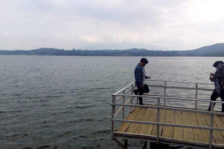 Wisatawan sedang berfoto di spot instagramable di Kawasan Waduk Darma Kuningan.