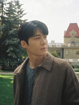 Siap meng-upgrade gaya? Intip 7 inspirasi outfit Quiet Luxury Kim Seon-ho sebagai Joo Ho-jin di drama Netflix terbaru. Klik untuk detail!