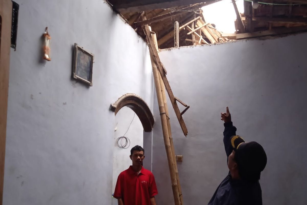 Atap rumah warga Banyuwangi yang roboh karena diguyur hujan deras