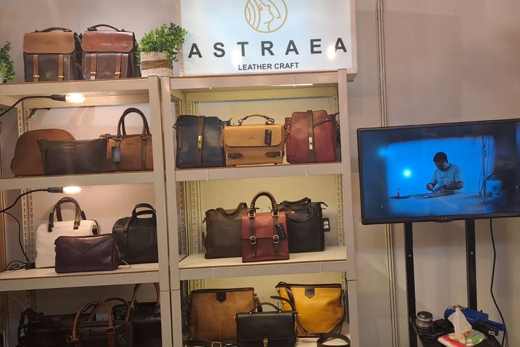 Astraea Leather Craft, tas dengan bahan kulit sapi yang dipamerkan di Inacraft 2024 di JCC Senayan, Jakarta, Rabu (28/2/2024).