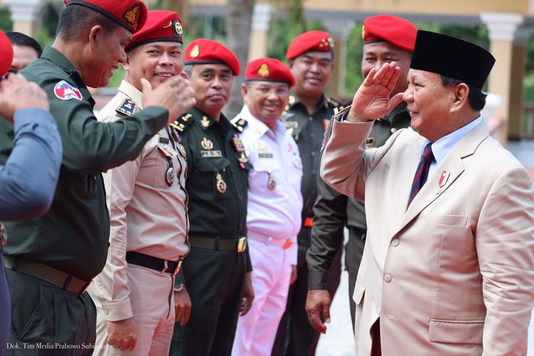 Menhan Prabowo Subianto ketika mendatangi Markas Special Forces Command atau Komando Pasukan Khusus (Kopassus) Angkatan Bersenjata Kerajaan Kamboja di Phnom Penh, Kamboja, Selasa (21/6/2022).