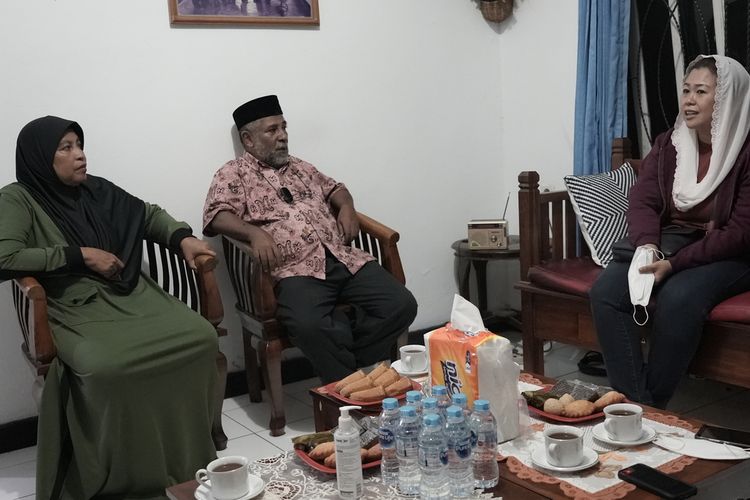 Yenny Wahid tengah bertanu ke rumah Thaha Alhamid, salah satu tokoh agama di Papua yang bersahabat dengan K. H. Abdurrahman Wahid, Jayapura, Papua, Kamis (30/9/2021)