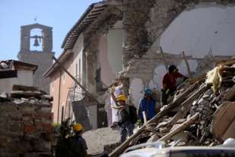 Tim penyelamat dan sukarelawan mencoba mencari korban gempa bumi yang menimpa wilayah tengah Italia pada Rabu (24/8/2016) dini hari.