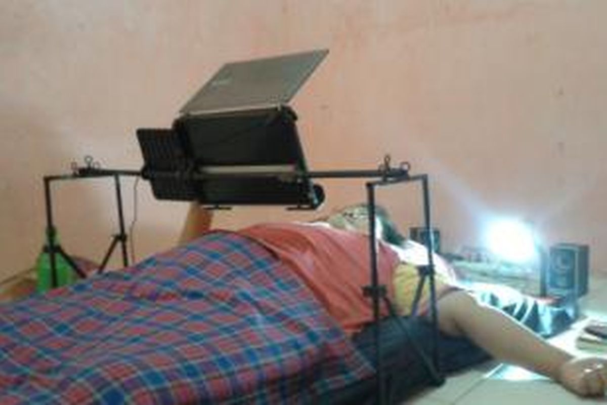 Samuel Franklyn (47), programmer lepas di Galileo Indonesia ini mengalami lumpuh dari tahun 2010 yang mengakibatkan dia tidak bisa berdiri. Sehari-harinya Samuel bekerja dengan laptop dan alat penyangganya dengan posisi tidur.