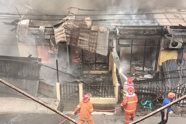 Asrama Polisi di Belakang Mapolda Jambi Terbakar, Delapan Rumah Hangus