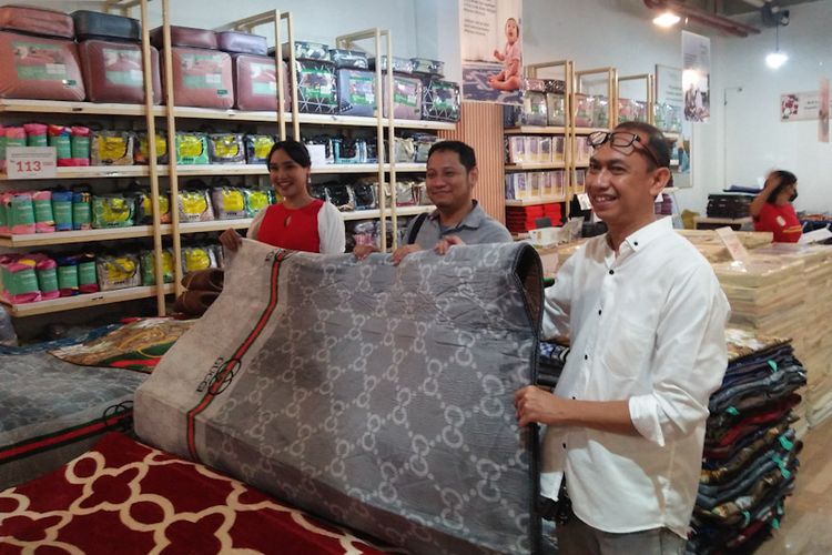 General manager Caption Home Turjumani (kanan), saat menunjukkan salah satu produk yang ditawarkan kepada konsumen di toko Caption Gress Mall, Gresik, Jawa Timur, Jumat (7/10/2022).