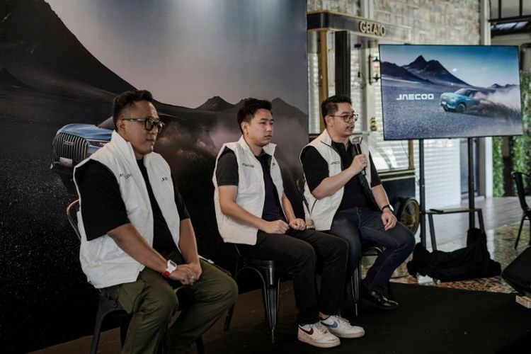 Manajemen Jaecoo Indonesia memperkenalkan Jaecoo J8, SUV premium dengan kemampuan off-road tangguh, di Sentul, Jawa Barat, Senin (16/6/2025). 