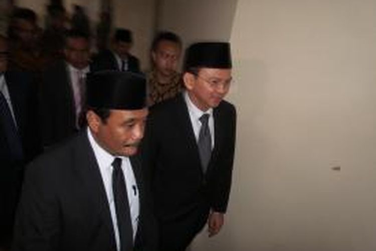 Gubernur DKI Jakarta Basuki Tjahaja Purnama (kanan) dan wakilnya, Djarot Saiful Hidayat saat tiba di Gedung DPRD DKI, Senin (6/4/2015). Kedatangan keduanya dalam rangka untuk menghadiri rapat paripurna penyampaian Laporan Keterangan Pertanggungjawaban (LKPJ) Tahun 2014