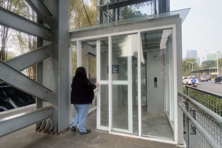 Lift Halte Polda Metro Jaya yang Rusak Sudah Beroperasi, Ada AC di Depannya