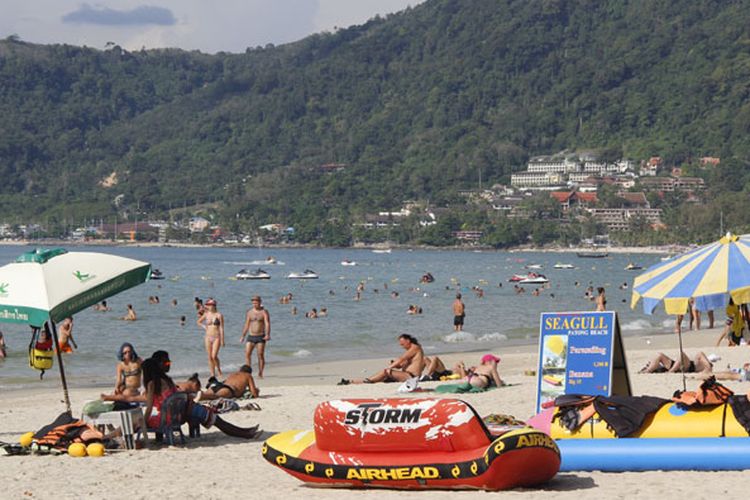 Pantai Patong di Phuket, Thailand, Sabtu (5/12/2015), merupakan destinasi wisata yang selalu diramaikan turis asing untuk berwisata bahari, menikmati sunset, olahraga parasailing, jetski atau berjalan-jalan sepanjang pantai berpasir putih serta menikmati kehidupan malam.