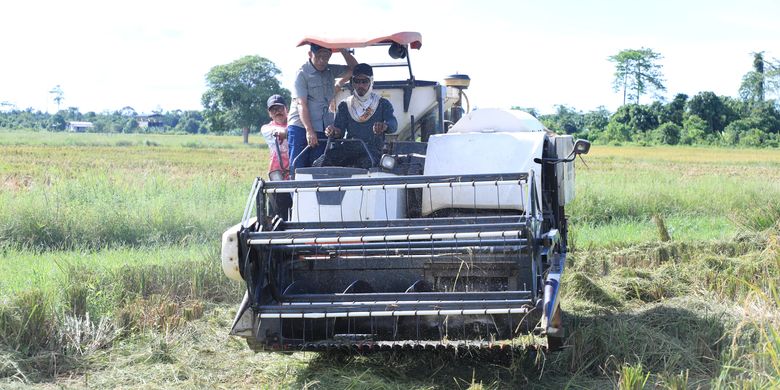 Bupati Bulungan, Syarwani saat menaiki alat mekanisasi pertanian (alsintan) untuk panen padi