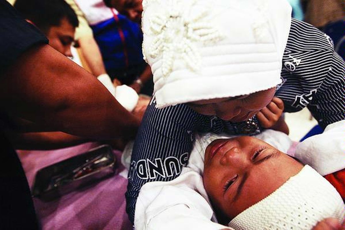Seorang ibumemelukanaknya yangmeronta saatdisunat dalam khitanan massal di aulaTrafficManagement Centre, Polda Metro Jaya, Jakarta Selatan, Selasa ( 22/ 12). Khitanan yang diikuti 200 anak itu bagian dari peringatan ulang tahun ke-60 Polda Metro Jaya.