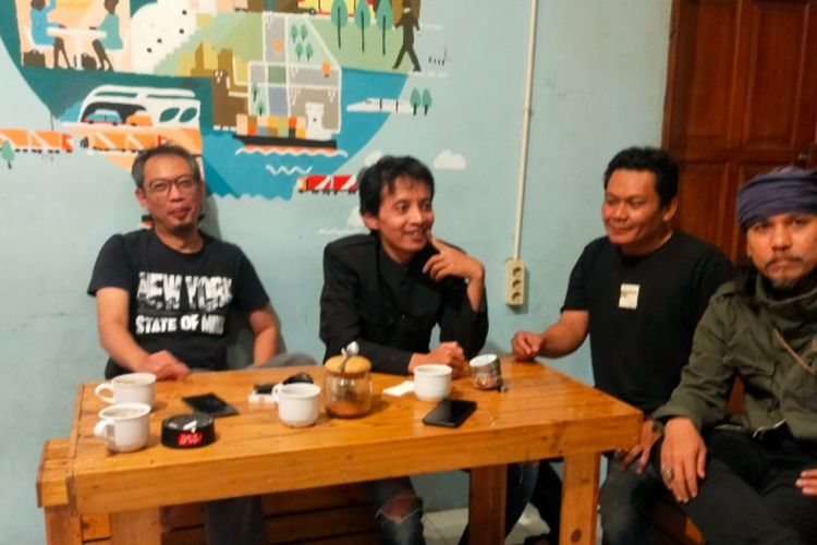 Diskusi terkait bencana banjir yang digelar oleh Kelompok Kajian Masyarakat Peduli Bencana di kedai kopi Kopituin, Selasa (19/07/2022) malam
