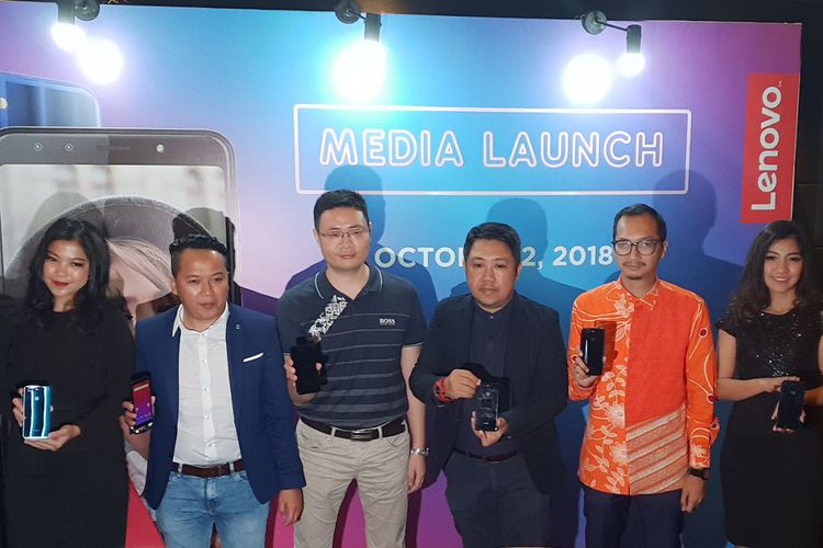 Perwakilan InOne dan Shopee berfoto bersama dalam peluncuran Lenovo K9 di Jakarta, Selasa (2/10/2018). Tak ada perwakilan Lenovo yang ikut serta di panggung acara. 