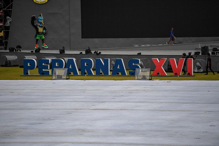 Pekerja mempersiapkan venue pembukaan Peparnas XVI Papua di Stadion Mandala, Kota Jayapura, Papua, Kamis (4/11/2021). Peparnas Papua berlangsung pada 5 November hingga 13 November mendatang. ANTARA FOTO/Raisan Al Farisi/nym.
