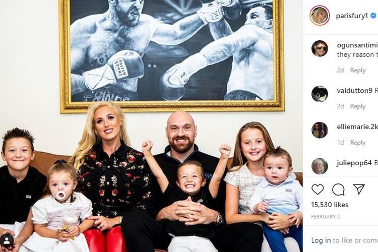 Tyson Fury bersama sang istri, Paris Fury, serta lima anak mereka.