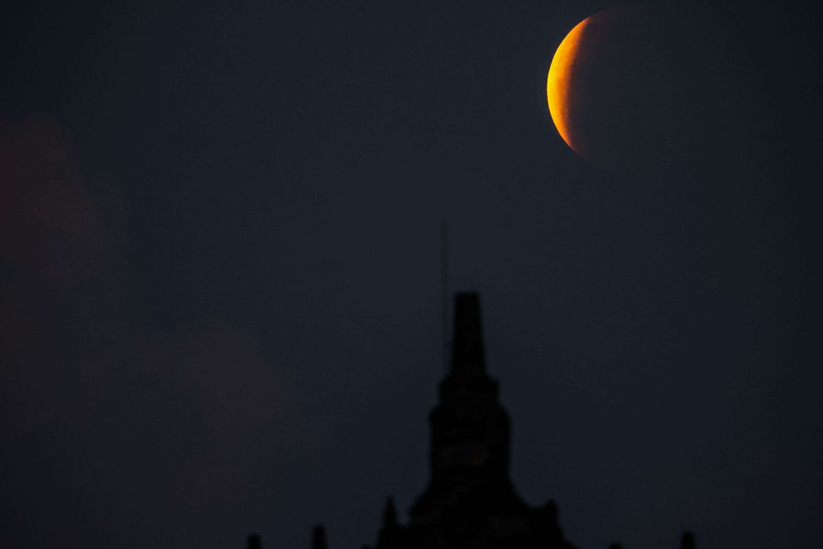 Bayangan bumi menutupi permukaan bulan saat terjadinya gerhana bulan yang terpantau dari kawasan Candi Plaosan, Prambanan, Klaten, Jawa Tengah, Rabu (26/5/2021). Badan Meteorologi Klimatologi Geofisika (BMKG) menyebutkan fenomena alam gerhana bulan yang terjadi pada Rabu (26/5/2021) biasa disebut 'super blood moon'