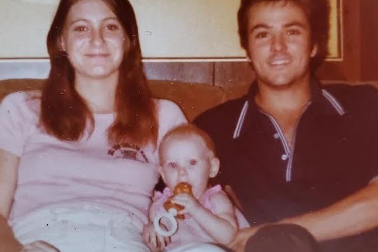 Foto keluarga Tina Gail Linn, Hollie Marie Clouse, dan Harold Dean Clouse.  Dibunuh pada tahun 1980 dan ditemukan pada awal tahun 1981, tubuh Hollie tidak pernah ditemukan dan ada harapan bahwa dia masih hidup.