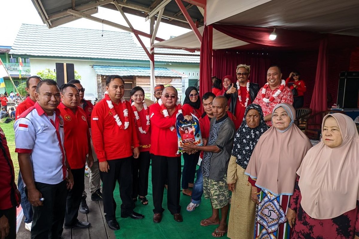 Pemberian bantuan pada masyarakat Kubar pada program Edwin Peduli. 